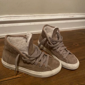 Vinter sneakers diemme  - Super fina vinterskor som tyvärr är i för liten storlek för mig. Köpta från NK:s international disigners för 3000kr. De är i mocka och är fodrade. Använda en gång så dom är i väldig bra skick. Kan mötas i Stockholm. Om du vill ha leverans får du själv stå för frakten💕