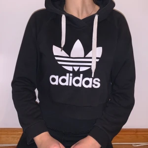 adidas hoodie - svart croppad adidas hoodie. knappt använd. nypris ca 500kr