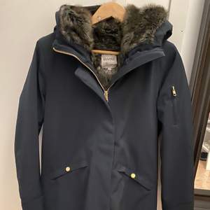 Elvine jacka modell Angela färg dark navy. Den är i princip helt ny har bara använt en gång passar inte mig efter jag har fått barn:) Den är fodrad en riktigt varmt vinter jacka. Kan skicka flera bilder om det önskas. Nytt pris 3565 kr.