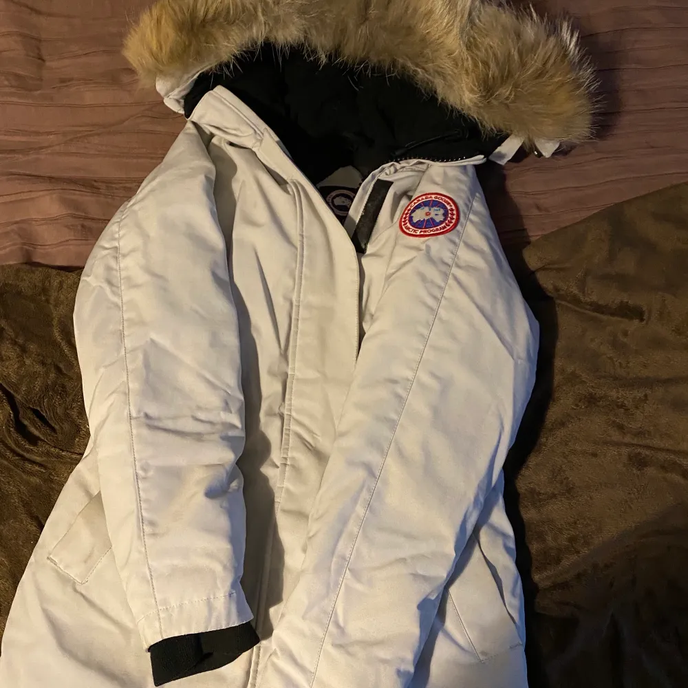 Varm och skön jacka från canada goose! Riktigt ljust grå, lyser upp i vintermörkret. Det syns att den är använd men det är ändå i bra skick!. Jackor.