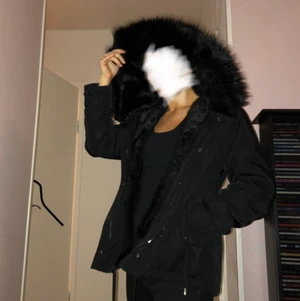 Zara jacka - Snygg jacka från Zara i storlek S med stor och mysig luva i fuskpäls. Köptes förra vintern och är fortfarande i jättefint skick, inga skador och ser inte alls sliten ut.  Nypris 899, säljer för 500.