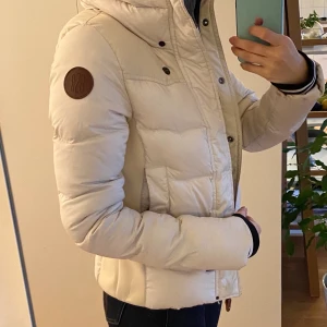 G-star kort vinterjacka - Beige vinterjacka med bruna läderdetaljer. Kort och tajt, med riktigt snygg passform.