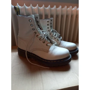 Dr. Martens  - Ett par Docs i modellen Jason. Köptes second hand för 800 kronor. Något smutsiga och ett par repor på den främre delen. Färgen är någon ljus gråbeige nyans. Modellen passar inte mina breda fötter så väl, därför måste jag tyvärr sälja de vidare.