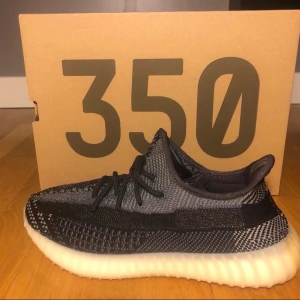 Yeezy carbon  - Detta är ett par helt nya par Yeezy carbon i storlek 42,2/3. Kan mötas upp i Göteborg kan även frakta men då tillkommer en liten kostnad. Tar även trades!