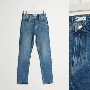 Straight jeans  - Säljer dessa skit snygga jeansen från Gina tricot i tall modell. Sitter perfekt i längden för mig som är 172 cm tycker även det kan va snyggt när dem är lite längre endast använda 1 gång. Köparn står för frakten😊