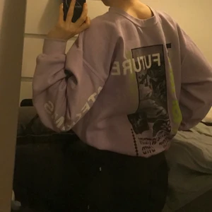 Sweatshirt från Urban outfitters  - Säljer min assnygga tröja från Urban outfitters då den tyvärr inte kommer till användning längre. Jag har använt den med trycket på baksidan men tror egentligen att det ska vara på framsidan, inget som har stört mig. Köpt här på plick men väldigt fint skick, skulle det vara fler intresserade blir det budgivning🥰🥰 Står ingen storlek i den vad jag kan se men skulle säga att den passar S-M beroende på hur man vill att den ska sitta🤩