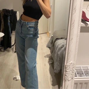 Vida blå jeans  - Säljer dessa super fina ljusblå jeans. Måste tyvärr sälja dem eftersom dem blivit för stora för mig och sitter därav inte som jag vill att de ska sitta. Byxorna är i XS, säljer för 75kr + frakt