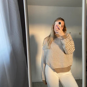 Stickad tröja från NA-KD - Superfin beige och vit randig tröja från NA-KD. Frakt på 55kr tillkommer, skriv vid frågor❤️