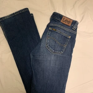 Lee Jeans  - Bra skick, mitten bilden visar färgen bäst! Passar mig med 28/29 i midja och är 165 cm lång, skulle passa upp till 170 i längd de är lite långa på mig. Lagom bootcut! 🧚🏼‍♀️🧚🏼‍♀️