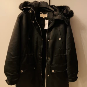 Michael Kors vinterjacka stl S - Säljer min oanvända michael kors vinterjacka. Snygg och rejäl jacka.  Nypris 4100kr, mitt pris 1899kr