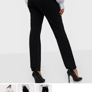 Levis 501 -  Jättefina jeans i bra skick. Det står att de är 27 i midjan men skulle mer säga att de passar en 25. Jag är 165 cm och de går nästan hela vägen ner på mig.