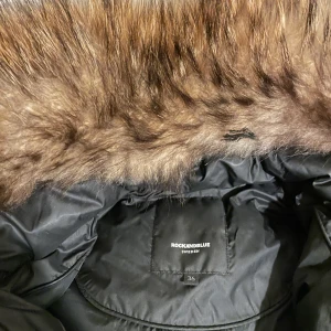 Rock & blue  - Rock & blue vinterjacka.  Storlek 36, äkta päls. Jackan är i den kortare modellen men är längre ner än midjan.  Har använts i en månads period ett fåtal gånger! Perfekt skick! Jag kan självklart skicka om köparen står för fraktkostnaden.  Pris kan diskuteras!🌸