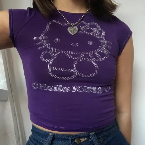 Babytee - Världens sötaste y2k topp med hello Kitty på. Säljer även halsbandet! Har inga defekter bortsett från att jag klippt upp armhålorna lita så att den inte skär där. Skriv privat vie frågor. Köpare står för frakt. Högsta bud 220kr exklusive frakt. Budgivning avslutas söndag 7/20 kl 14:00. SÅLD