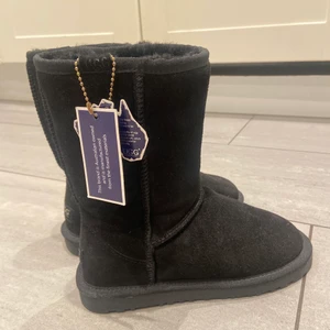 Uggs - Säljer ett par HELT oanvända uggs som jag köpte för 1år sen ich därför kan jag inte lömna tillbaka dom.... har heller ingen anvädning för dom!💗 nypris på  2300kr och startbud 1000kr  och dom är ganska stora i storlek så även dom som har 38 får på sig dom!