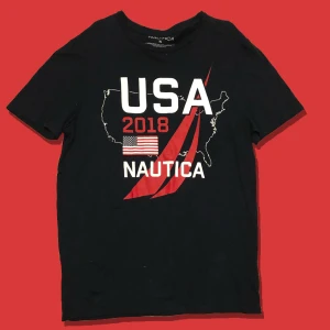 Nautica t-shirt 2018 - Storlek: XL (pit to pit 51cm).                                                      Färg: Marinblå/Röd/Vit.                                                                Skick: 8/10 Använd men bra skick utan defekter.                      KÖP NU: 80kr eller kom med bud. Frakt tillkommer (63kr).
