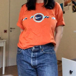 nike tshirt - ascool orange vintage nike tshirt med tjockare krage. det blå i tshirten e lätt att matcha med dina favoritjeans. ärmarna är uppvikta på bilderna, dem går typ till strax innan armbågarna :)