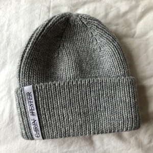 Carin Wester mössa  - Helt ny Carin Wester mössa. Använd en gång, super skön och varm. Ganska stor uppvikt kant så det blir en snygg passform på mössan när man har den på sig.  Det är one size så den passar alla huvuden. 