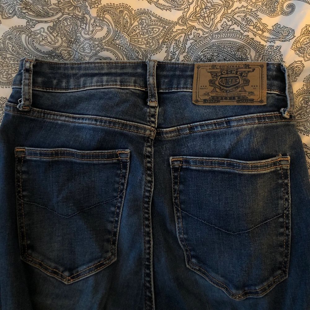 Blåa Jeans från märket Crocker. Köpt för 899 kr. Säljer då det inte är min stil längre!  Storlek 27/30.. Jeans & Byxor.