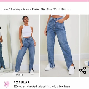 Jeans - Super snygga Jeans från Pretty Little Things som tyvärr var för små i midjan men dom va bra i längden på mig (jag är 163). snygg slits längst ner på jeansen. prislappen sitter kvar