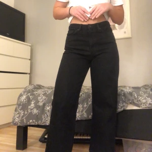 Monki jeans - Säljer ett par av mina jättefina svarta jeans från monki. Har inte koll på vad modellen heter men jag tror jag köpte dessa i somras. Jag har inte haft användning av dessa eftersom jag tycker att dom är lite korta i benen på mig för min smak. Storleken är 28 och jag har oftast runt 26/36 vanligtvis. Pris kan disskuteras men vill gärna sälja dom så snabbt som möjligt. Skriv gärna privat om du har någon fråga eller är intresserad av att köpa dom.💓💓💓