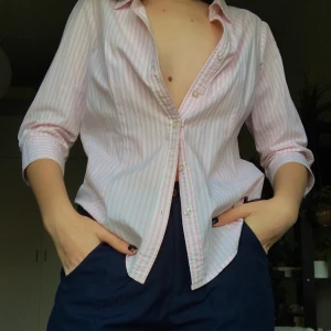 Rosa randig skjorta  - Skjorta från ellos passar alla från SX-M. Köparen står för frakt men vid köp av 3 plagg bjuder jag på frakt. Kram