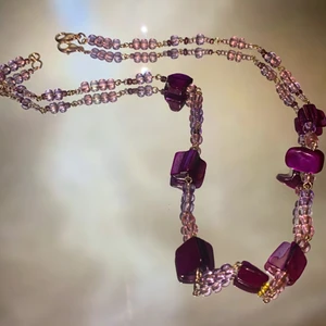 Halsband - Handgjort halsband i metall med olika lila glaspärlor! Frakten ingår i priset❣️ säg till så kan jag förlänga det!                                                                                —————————————————————                                                                                  Kika gärna in på min profil, säljer en massa olika handgjorda smycken💃🏼 perfekt till dig själv eller i present till någon❣️✨