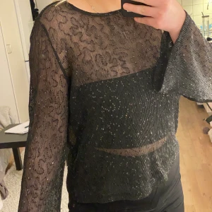 Festtröja med paljetter  - Supersnygg festligare topp som jag endast använt två gånger! Den är i storlek M och är köpt på Gina Tricot för ungefär ett år sedan. 