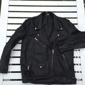 Fin fakeskinn-jacka ifrån HM divided i modell biker. Använd ca 3 gånger. Modellen är längre och går ner till rumpan, jättefin på. Nypris 599kr.