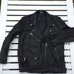  - Fin fakeskinn-jacka ifrån HM divided i modell biker. Använd ca 3 gånger. Modellen är längre och går ner till rumpan, jättefin på. Nypris 599kr.