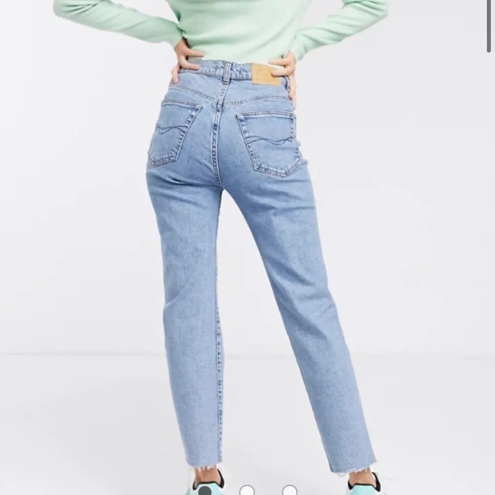 Helt oanvända mom jeans från pull&bear. Köpta på Asos för några månader sedan men för korta för mig som har ganska långa ben. Är 164. Frakt 63kr💖. Jeans & Byxor.