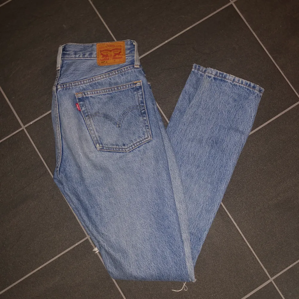 Fina, blåa, håliga jeans från Levis i modellen 501. Storlek W26 L32 (typ S). Sparsamt använda. Priset kan diskuteras. Frakt 63kr 💖. Jeans & Byxor.