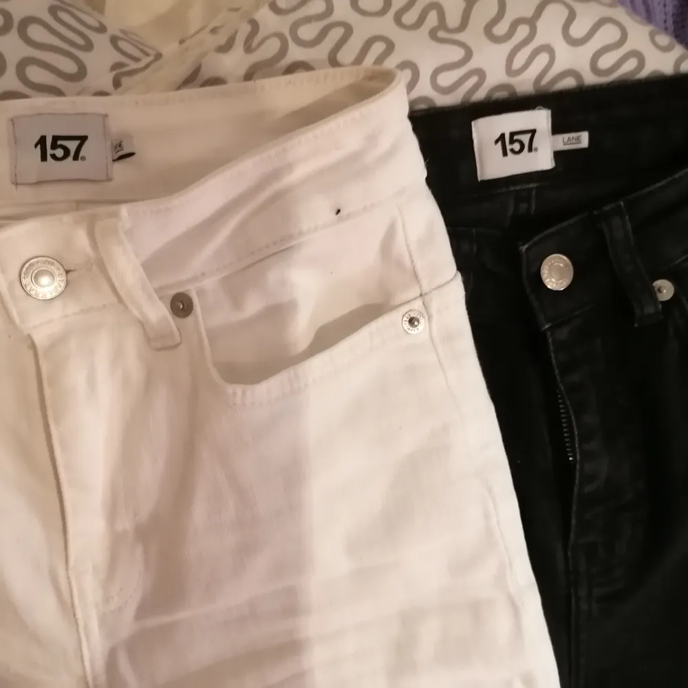 Två par jeans från lager 157, modellen lane och storlek XXS, 125kr för en eller 200kr för båda, köparen står för frakten, lite kortare i modellen. Jeans & Byxor.
