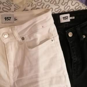 Två par jeans från lager 157, modellen lane och storlek XXS, 125kr för en eller 200kr för båda, köparen står för frakten, lite kortare i modellen