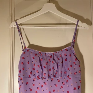 lila klänning 🌻  - Säljer säsongsplagg billigt nu!! Aldrig använt, billig kvalitet. 