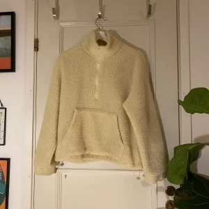 teddy tröja  - half-zip i off white teddy material. den är i använt skick men absolut inte sliten. 