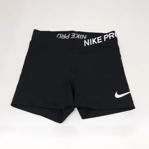 Nike pro tränings shorts - Svarta Nike pro tränings shorts. Mycket fint skick då dom är använda fåtal gånger! Byter gärna mot ett par i strl S. Köparen står för frakten <3