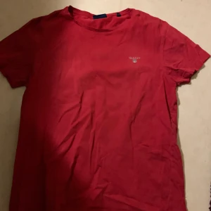 Gant, M - Gant T-shirt som är ganska oanvänd. Nypris 399:-       Passar både män och kvinnor.