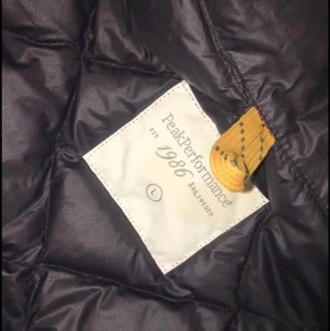 PEAK PERFORMANCE JACKA MÖRKBLÅ STORLEK L - Herrjacka. Sparsamt använd. Säljes pga av att den inte används. 400 riksdaler tack :) Priset kan diskuteras vid snabb affär. Köparen står för frakten.