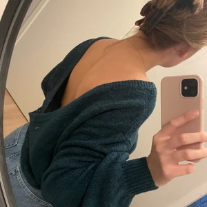 Grön stickad LinnxNakd - Snygg grön stickad från en av Linns kollektioner med Nakd. Ballongärmar och djup V-ringad i ryggen. Budgivning om flera är intesserade🥰 Kan mötas upp i Malmö annars står köparen för frakt.