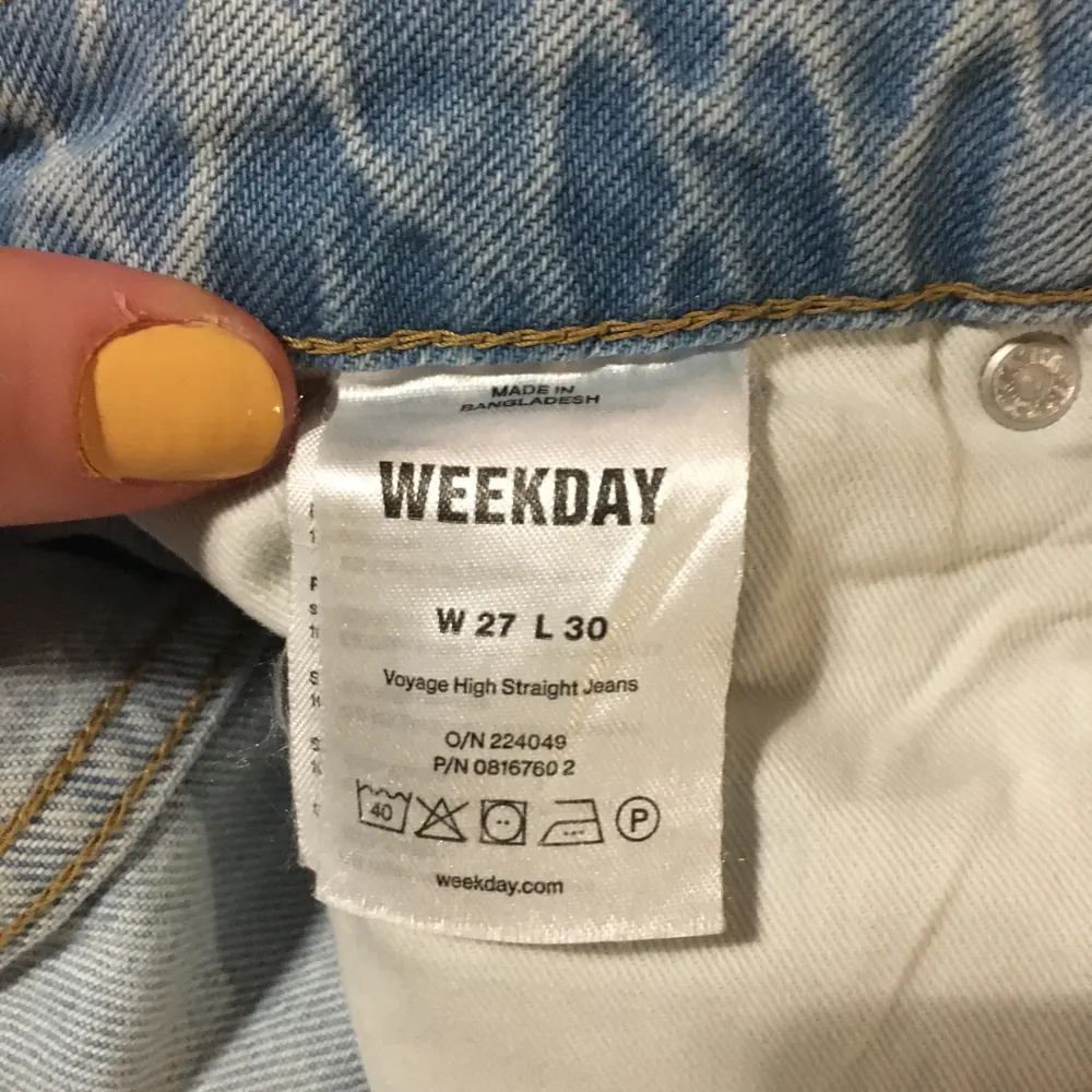 Blekt ljusblåa weekday jeans i modellen ’Voyage’ strl 27/30. Endast använt 3 gr så dom är i nyskick. Pris inkl frankt. ☺️ (Min syster som bär jeansen på bilden är 176 cm lång) . Jeans & Byxor.