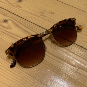 Solglasögon  - Solglasögon i brun ton och fin inramning. 