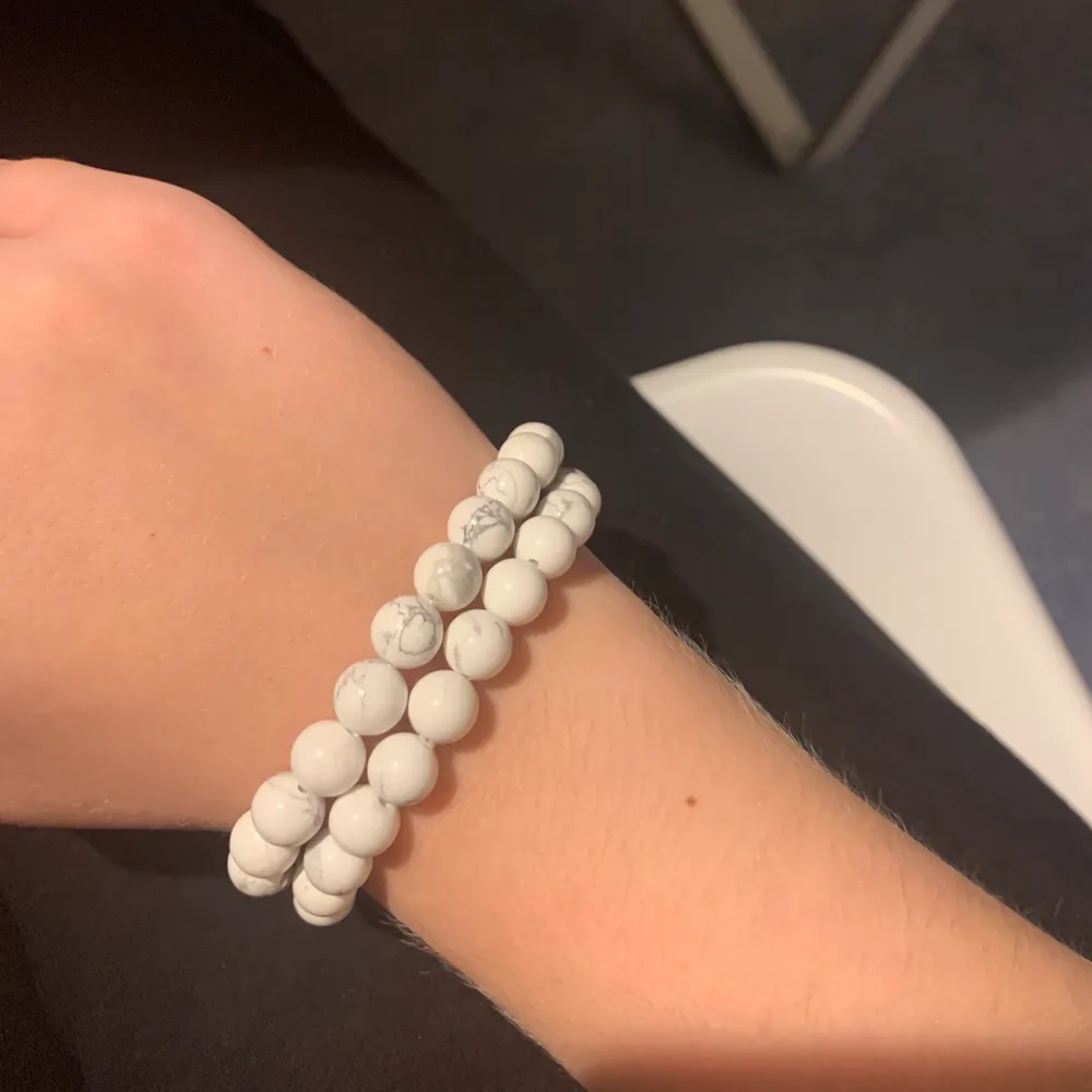 Två marmorarmband från ur & Penn. 25 kr styck eller båda för 40!. Accessoarer.