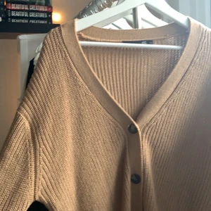 Stickad kofta - Superfin stickad kofta ifrån lager 157 använd enstaka gånger så den är i super fint skick och har inte defekter. Frakt tillkommer på 44kr. Skriv vid intresse eller frågor ☺️