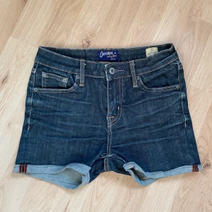 Crocker  - Säljer ett par jeans som är omgjorda till jeansshorts. Är riktigt bekväma. Syns att de är sydda nere vid kanten, är inte så noggrant sydd. Passar som S. Du står för frakten! 