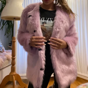 Lila fuskpäls kappa  - 🎀Oanvänd lila fuskpäls S, passar M (mer lila irl) 🧸 Går lite under/över rumpa på mig (168) 🛍 Mötas upp centrala Sthlm eller postnord 💸 Swish 