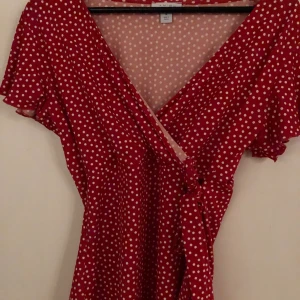 Prickig topp - Prickig omlotttröja. Strl 38.