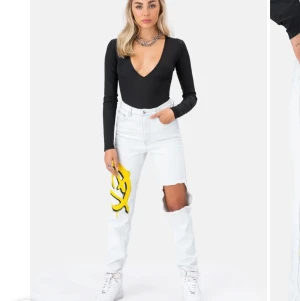 Ljusa jeans med tryck - Ljusa jeans, med tryck och hål på knät. Jätteskönt material, dock är dom försmå för mig som är S/36. Passar XS/34