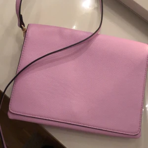 Lila väska  - Lila väska. Liten och smidig.