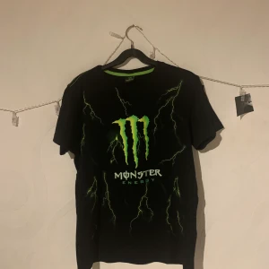 Snygg monster tröja - Super cool monster tröja som jag älskar men tyvärr inte kommer till använding 🥺 Den är använd typ 3 gånger så i nyskick skulle jag säga💕💕 Den är i storlek M men den passar nog alla mellan xs-M😊Ledande bud: 320 kr! 