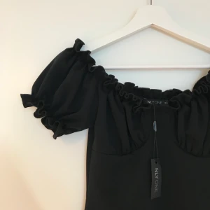 Svart klänning från Nelly i storlek XS - Jättefin klänning från Nelly i storlek XS. Helt oanvänd med alla lappar kvar!💓